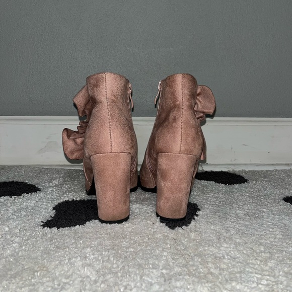 Bella Marie Pink Ruffled Pumps - Picture 4 of 7